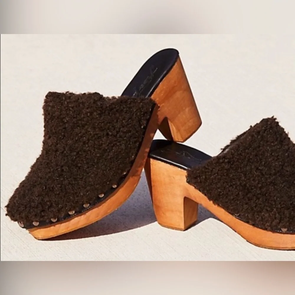 Free People Women’s Cabin Fever Brown Faux Fur Slip on Wood Heel Clogs Mules 38